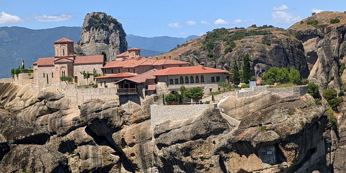 Die atemberaubenden Meteora Klöster auf hohen Felsformationen in Kalabaka, Griechenland – Balkan Reise mit Abenteuer-Touren
