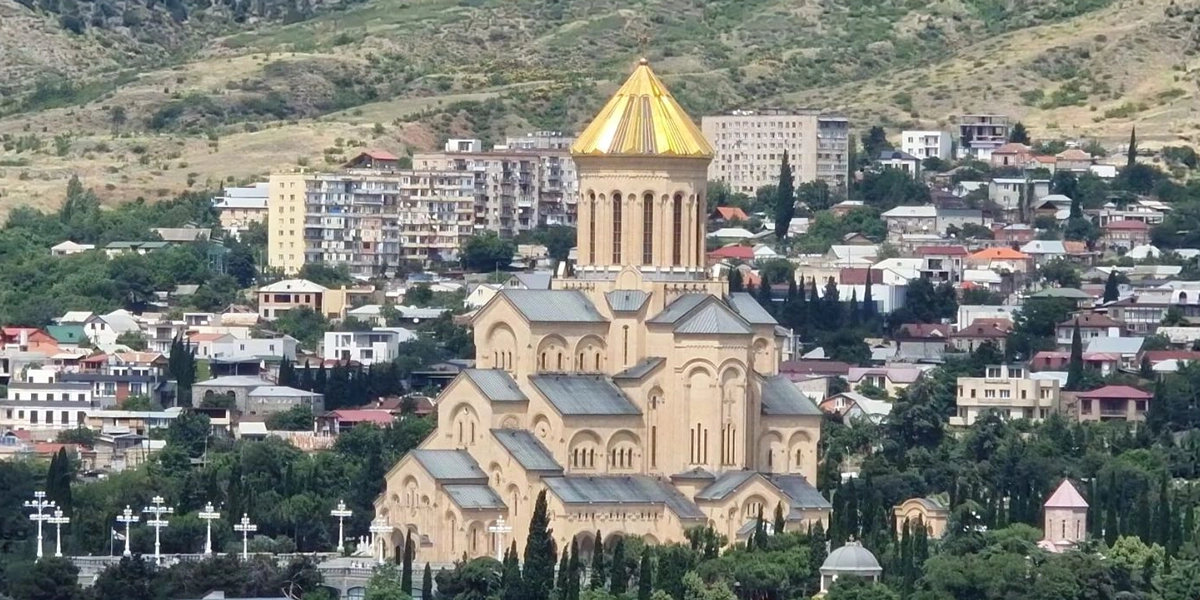 Die imposante Sameba Kathedrale mit goldenem Dach in Tbilisi, Georgien – Kaukasus Reise mit Abenteuer-Touren